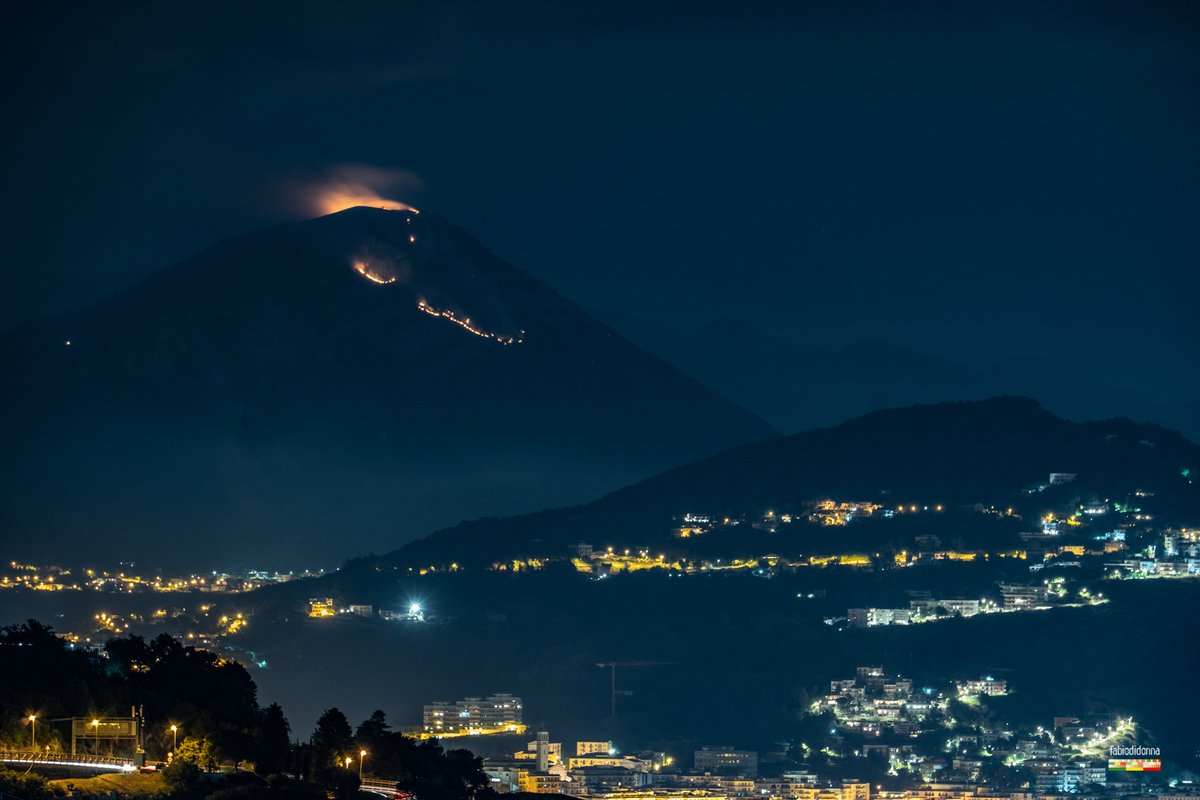 Oggi pomeriggio davanti al lungomare di Salerno si sono visti tre Canadair rifornirsi. Forse per altri incendi solo nel tardo pomeriggio un paio di velivoli sono potuti intervenire sul monte Tubenna. Ma col buio hanno dovuto sospendere e adesso è così. #incendio #salerno