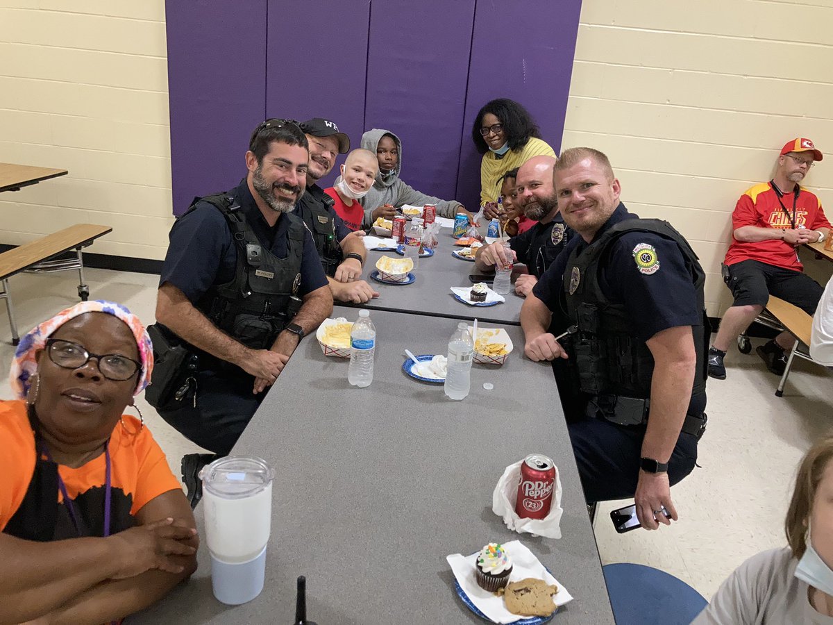 WellsEaglesWPS's tweet photo. Great to host @wichitapolice for our Friday incentive lunch. They ate with the students and built connections! #wpdcares #GWEagles #WPSignitelearning #WPSProud π¦
https://t.co/TRhliwQBLh