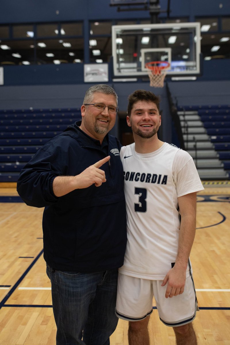 Happy Birthday to one of my favorite Dawgs!! Now Coach ⁦<a href="/sloup03/">Brevin Sloup</a>⁩ Hope you have a great day.