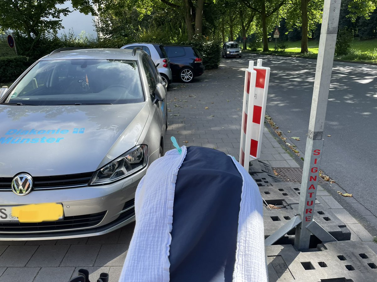 SebSoko's tweet image. Liebe @Polizei_nrw_ms: Regelfall für Umsetzung da Gefährdung. Musste am Sa. auf Fürstenbergstr. mit Kinderwagen auf Straße ausweichen. Nach mehrfachem Verweis auf Gefährdung kommen Kollegen raus. Ergebnis: Knöllchen, Gefahr nicht beseitigt. Warum? @autossatt @FalschparkenMS