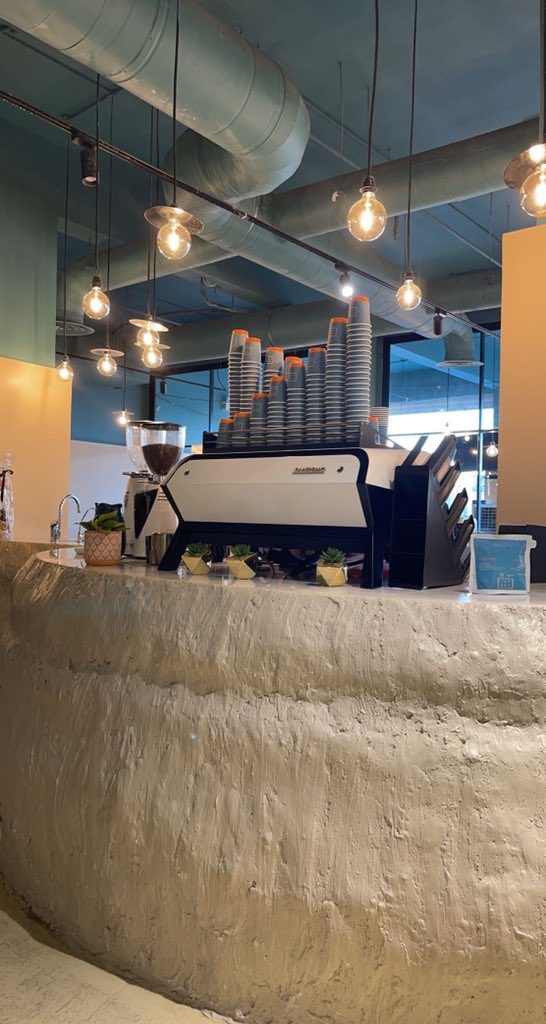 mhb20114's tweet photo. #تغطية
 outset cafe | اوتسيت
🔸المكان هادئ وينفع للمذاكرة او اجتماع 
🔸 المكان جميل في الفترة الصباحية  
🔸تنوع جلساته المريحة وقائمة الاغاني الهادية 
الطلبات:
▫️كابتشينو 
▫️دونات نوتيلا
▫️ دونات زعتر 
▫️ فلات وايت 
▫️ايس سبانيش لاتيه https://t.co/cpVZ8HuN6S