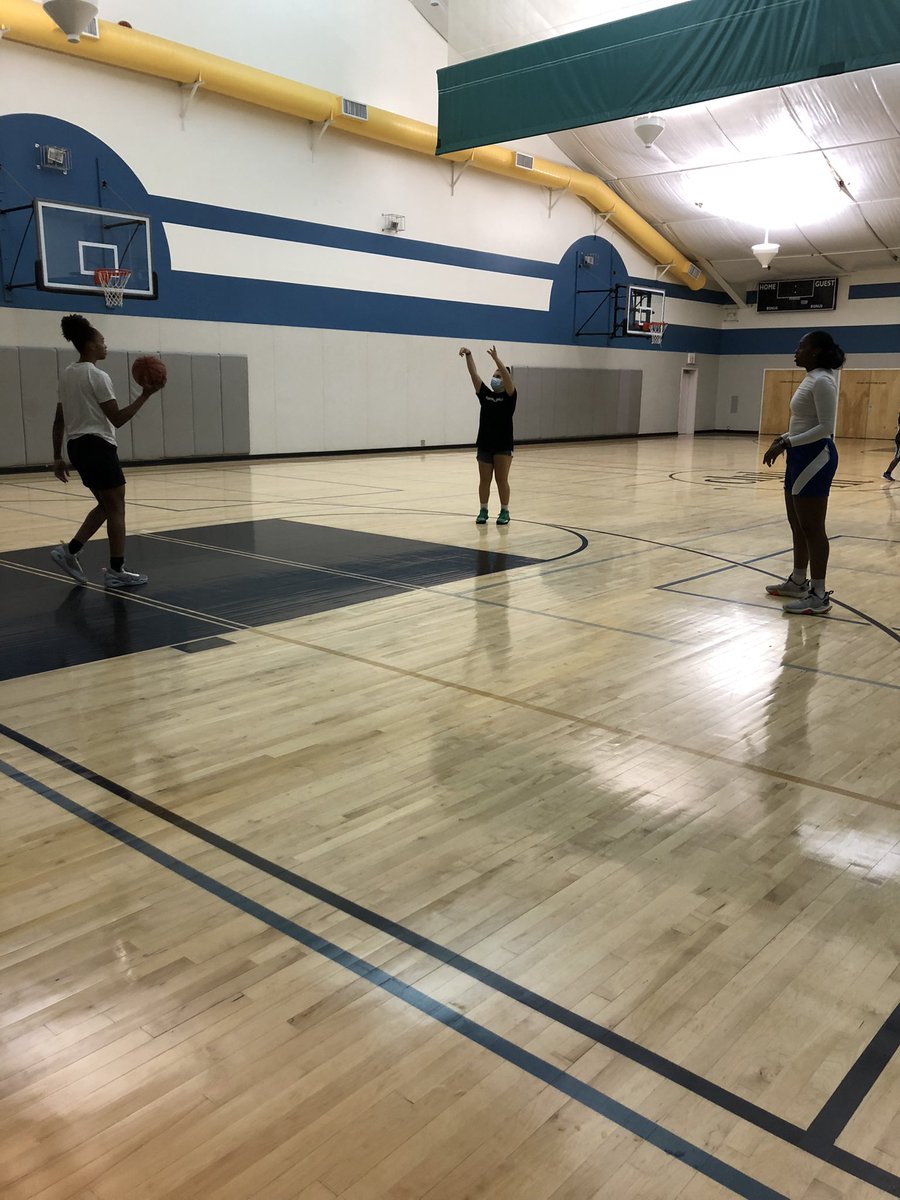 PDHoops's tweet photo. Awesome experience for @MRaefski to be able to get some reps up with Aubrey Griffin and Kailah Harris. Thank you ladies for guiding the way for our youth! #bigthanks #workinghardgettingbetter #workhardateverylevel https://t.co/Wl5Hr3SJps
