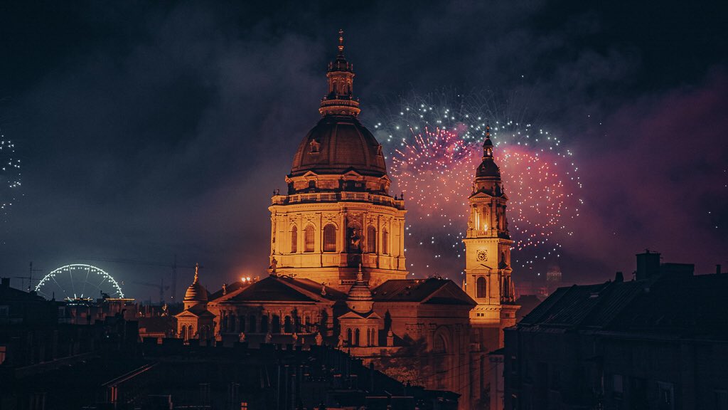 I am back. Sorry I was (still) busy with work. But today we celebrate State of Foundation Day here in Hungary. I went out to take this pic. Looks like Walt Disney for me. #tüzijaték #firework #streetphotography #budapest #bazilika