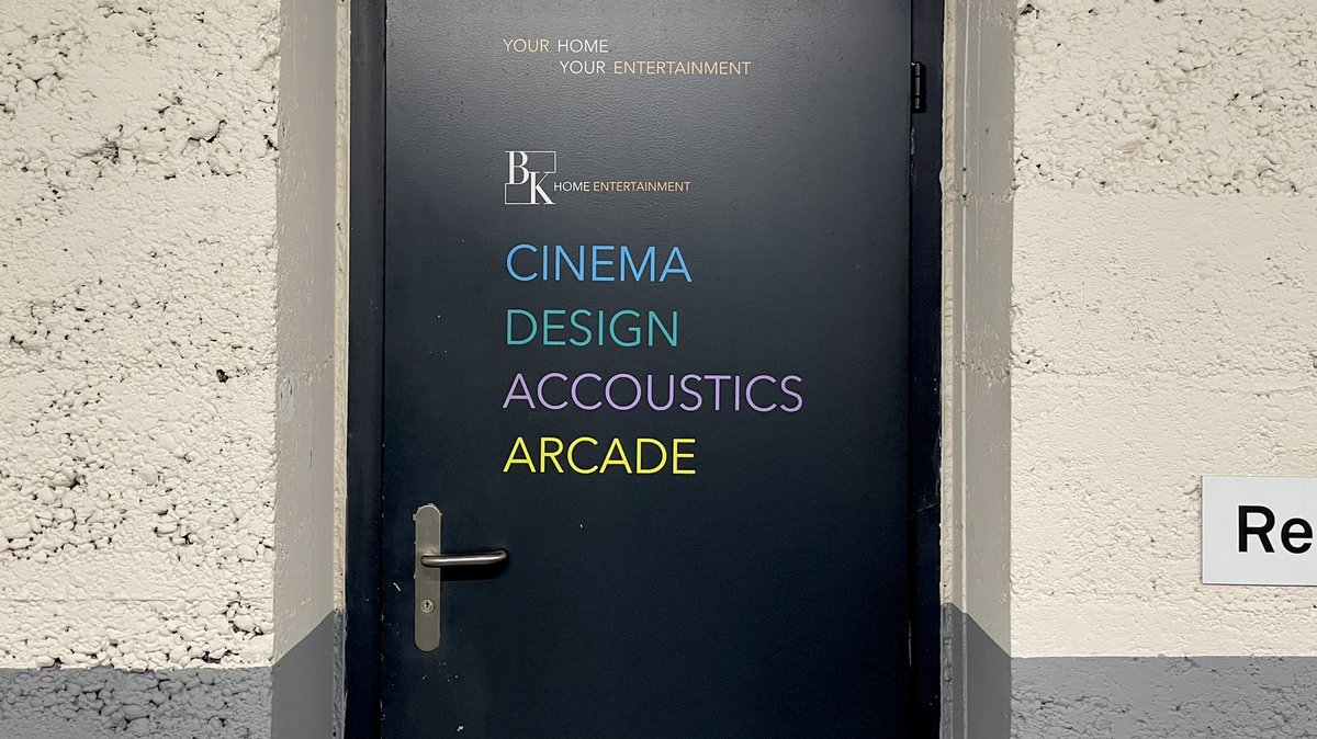 screenprofessi's tweet photo. Heute besuchen wir unseren neuen PREMIUM Händler in der Schweiz… die Fa. „B&amp;K Home Entertainment“ in Bern.

Ab 1. September 2021 eröffnen hier echte Heimkino Profis ihre Pforten. Wir sind sehr angetan von so viel Leidenschaft und Professionalität! https://t.co/GfdSHjbnND