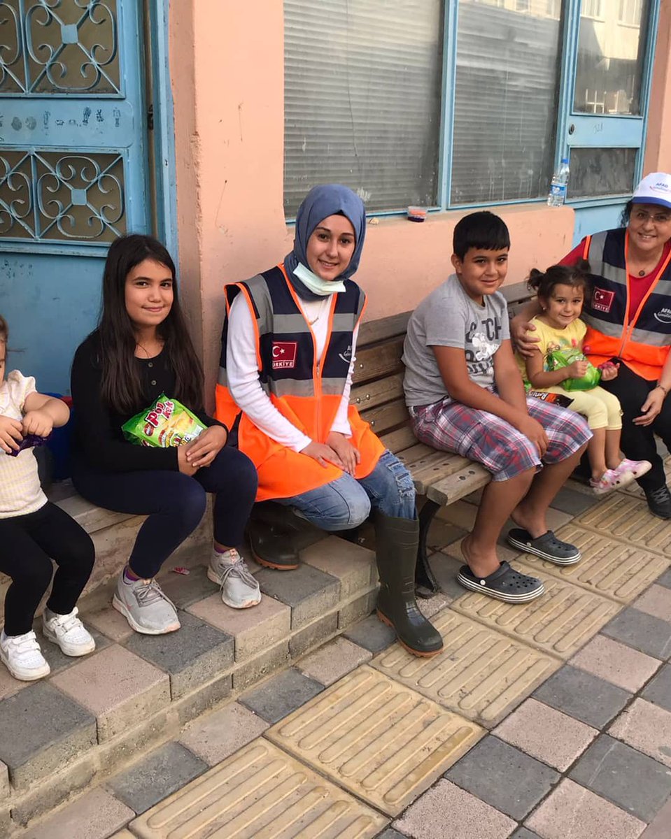 AFAD_gonullu's tweet photo. 16 AFAD Gönüllümüz, Karabük İl müdürümüz Dr. Gazanfer Erbay ile birlikte Kastamonu Şenpazarı ilçesinde afetten zarar gören afetzedelere gıda temizlik malzemeleri dağıttılar. Bir grup gönüllümüz köylerde vatandaşlarımıza gıda yardımı götürdüler. https://t.co/0SDxO3EQvs