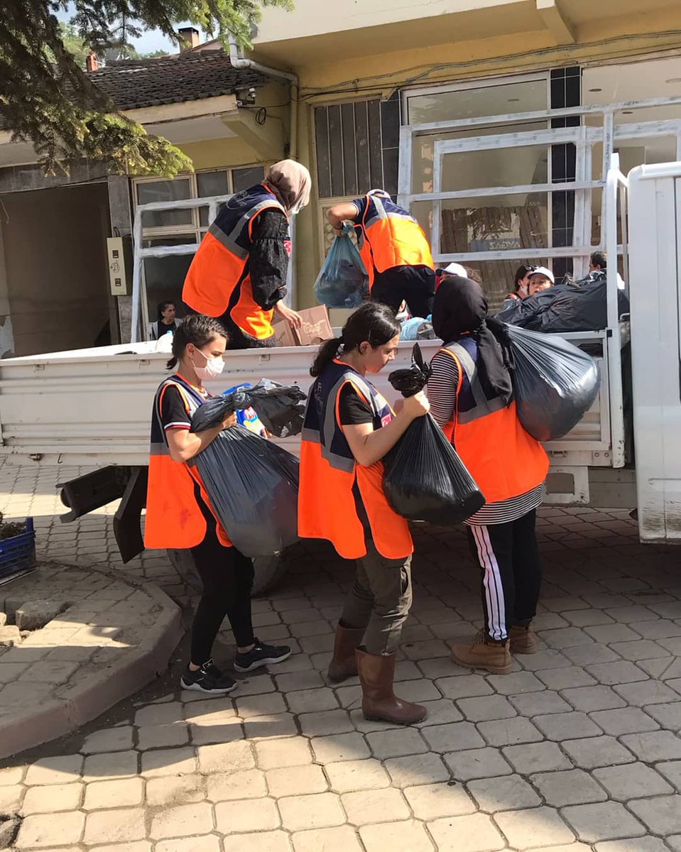AFAD_gonullu's tweet photo. 16 AFAD Gönüllümüz, Karabük İl müdürümüz Dr. Gazanfer Erbay ile birlikte Kastamonu Şenpazarı ilçesinde afetten zarar gören afetzedelere gıda temizlik malzemeleri dağıttılar. Bir grup gönüllümüz köylerde vatandaşlarımıza gıda yardımı götürdüler. https://t.co/0SDxO3EQvs