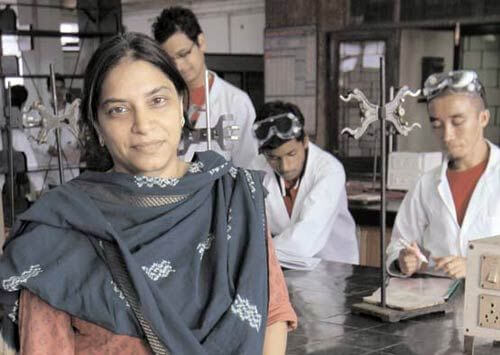 In today's #FeatureFridays we have Dr. Charusita Chakravarty (1964- 2016)

🧪Indian chemist who explored physical and computational chemistry

🌟 Received Shanti Swarup Bhatnagar Award, Anil Kumar Bose Memorial Award, Medal for Young Scientists, among other accolades