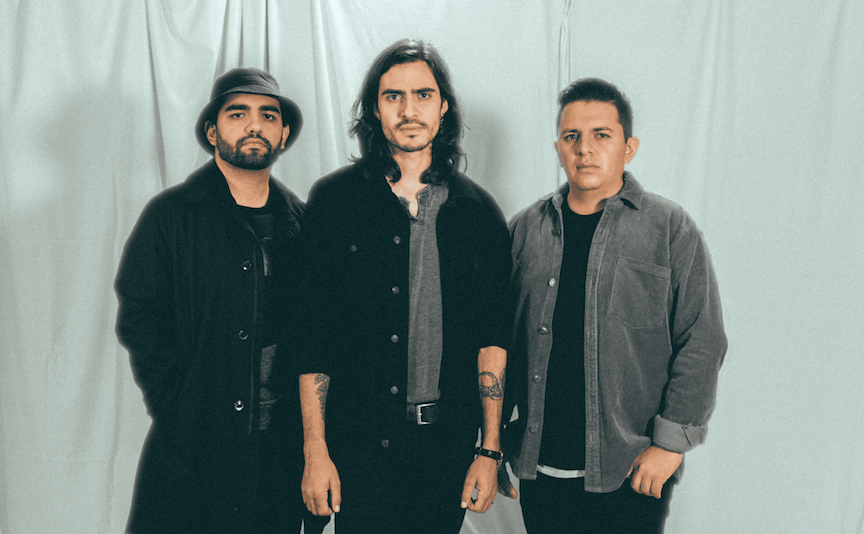 indierocks's tweet photo. Destello de esperanza para los días grises. Cargado de secuencias synth y pop rock alternativo, llega el nuevo EP de @AutocinemaB: 'Regrésame'. https://t.co/N1owBrdC8G ⛸️ https://t.co/aDG5RzkqqT