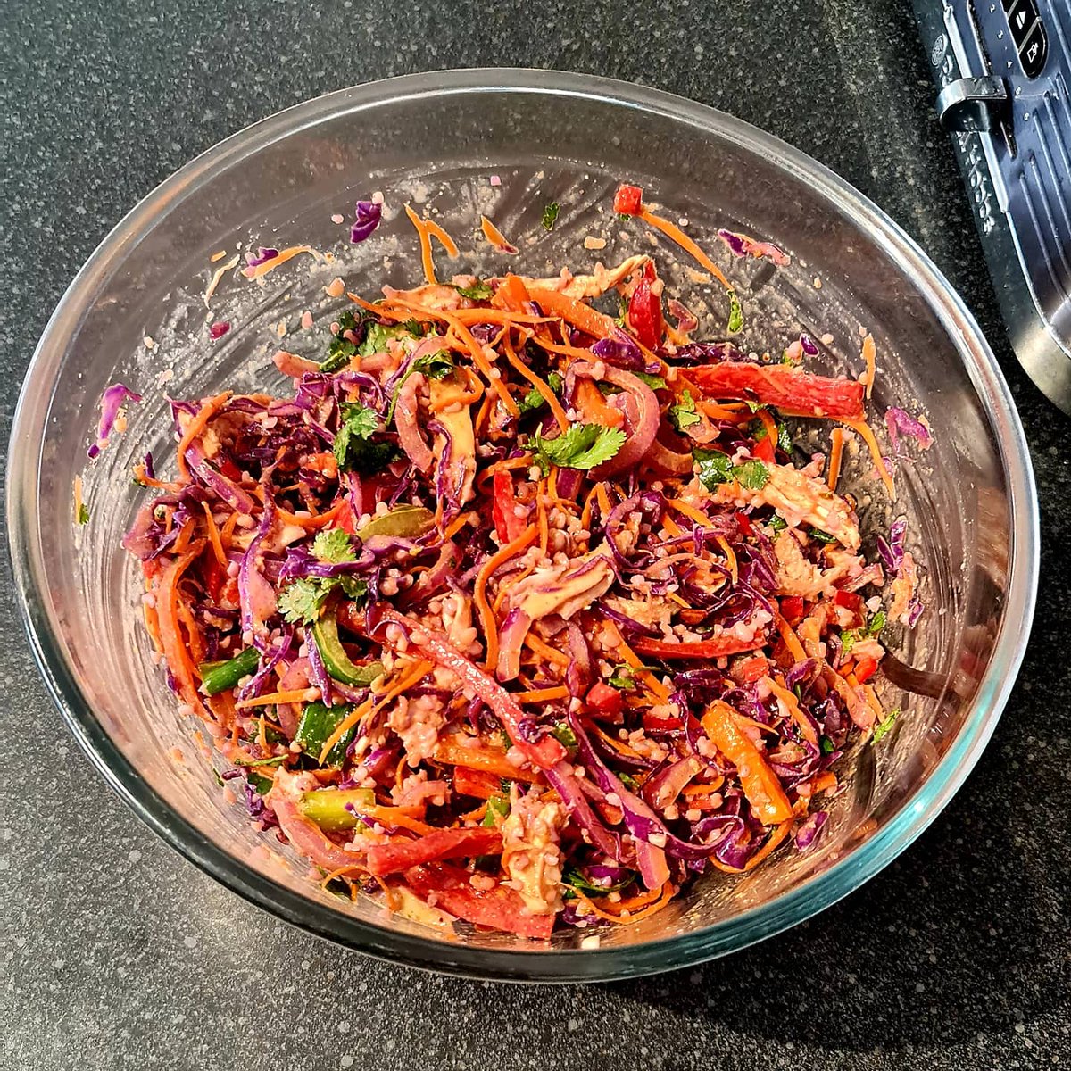 Noodle free red cabbage & chicken pad thai with a homemade almond butter sauce 😋🤤
#homemadefood #foodie #dinner #foodlover #noodlefreepadthai #cleaneating #lowcarb #asianfood #fetchyourbody2021 #healthyeats #healthylifestyle #thaifoodlover #chickenpadthai #healthyrecipes