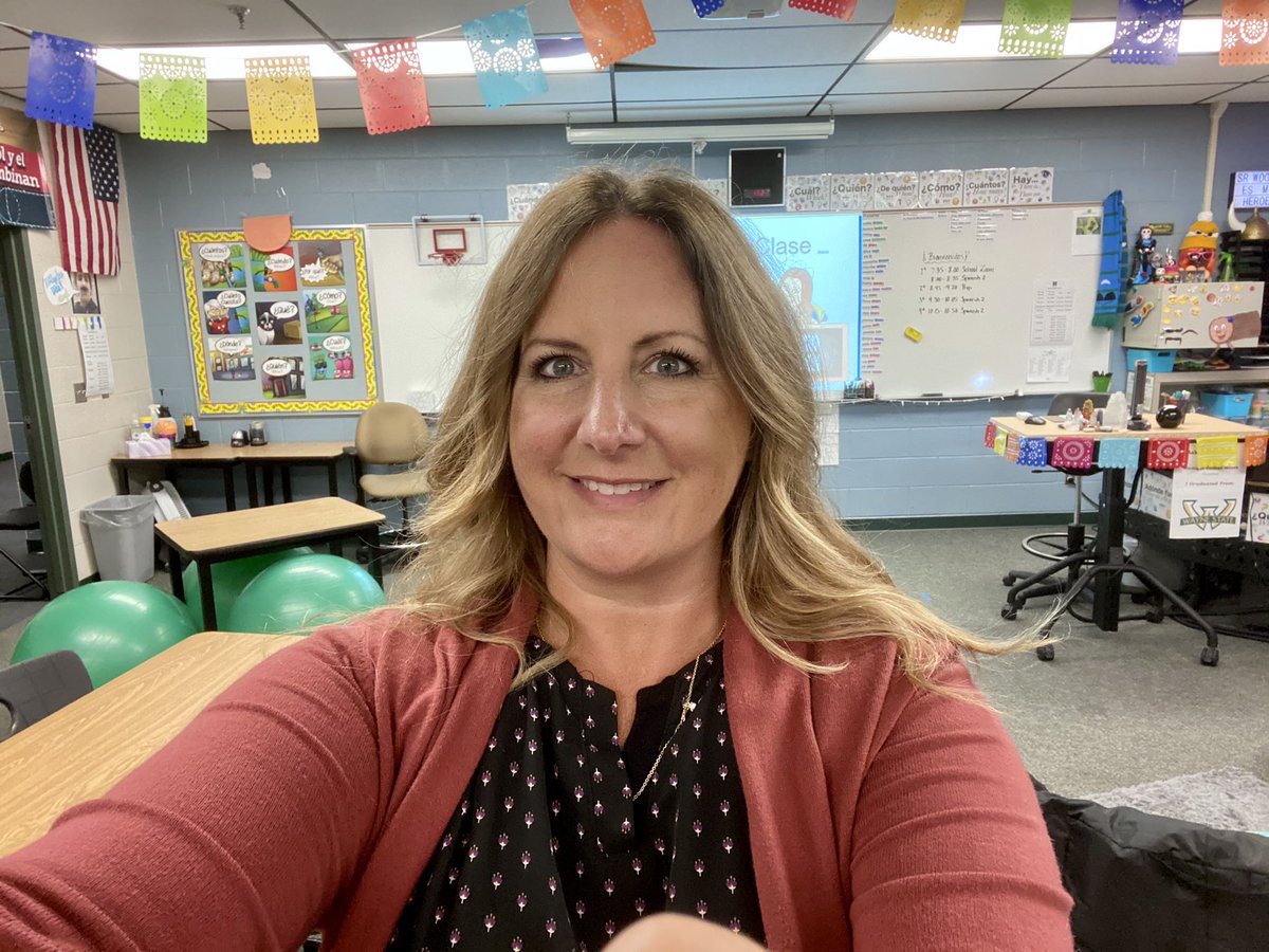 senora_adams's tweet photo. First week back to school was a success! Such good energy with lots of smiling faces from the kiddos! Bring on year #18! https://t.co/I6tTPSGnaq