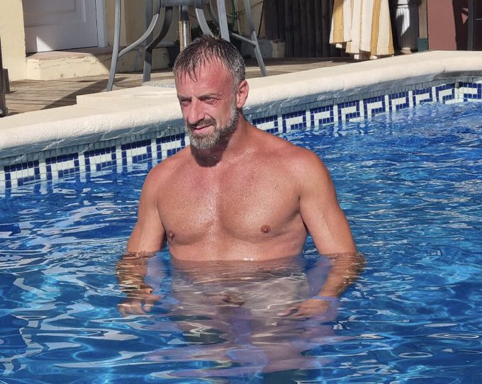 Cooling down in the pool #Spain https://t.co/itjtx2CAwW<a href="/tag/spain"class="tags">#Spain</a>