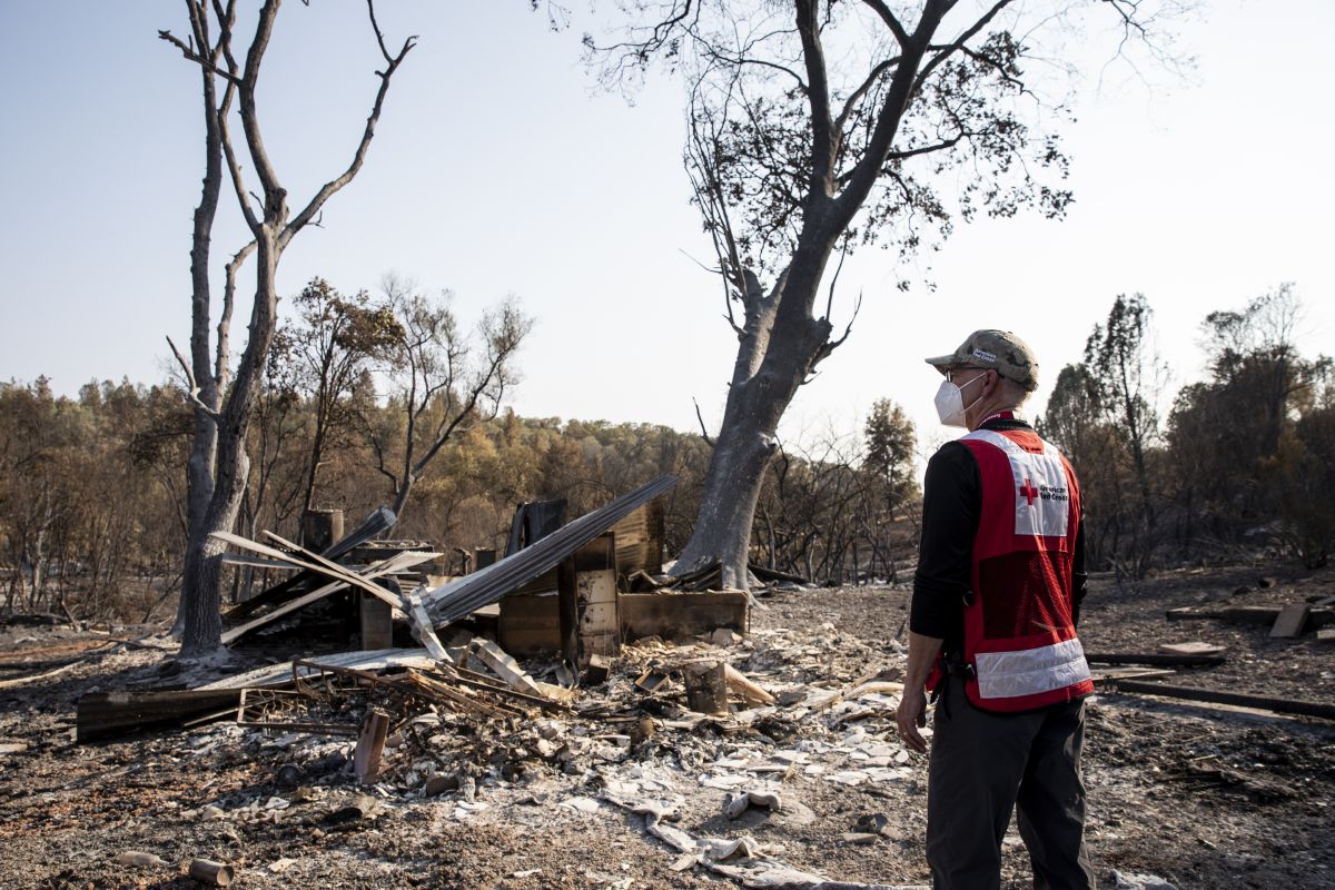 SoCal_RedCross's tweet photo. With massive #wildfires burning across western states, @RedCross responders including 37 individuals from the #SoCalRegion have worked around the clock to provide critical care & relief to impacted communities. Here's how you can support the effort: https://t.co/5ThG0IMhiV https://t.co/DbABLSlYsL