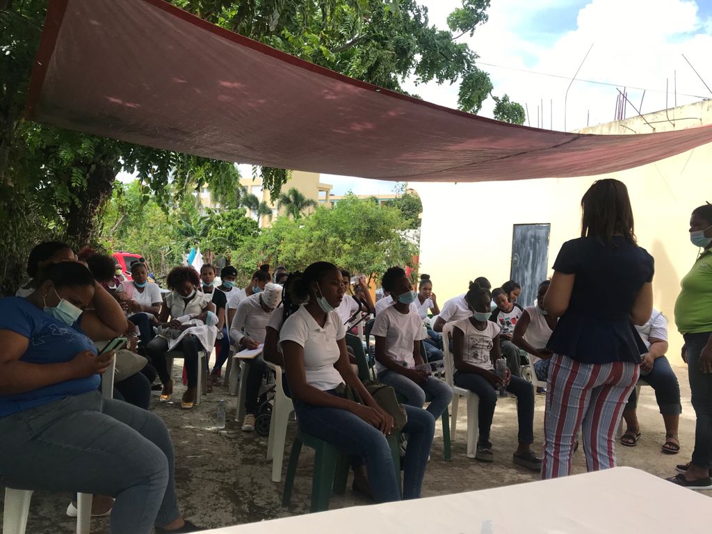 SemoOlga's tweet photo. @AeropuertoDeBavaro grupo de jóvenes  del cerró, le dicen  que si al @AeropuertoDeBavaro miles  de jóvenes necesitados  por empleos esperando esta gran obra del Aeropuerto int de Bávaro necesitamos mas oportunidades, progreso, desarrollo el Aeropuerto de Bávaro es de todos https://t.co/bqse4MbSyu