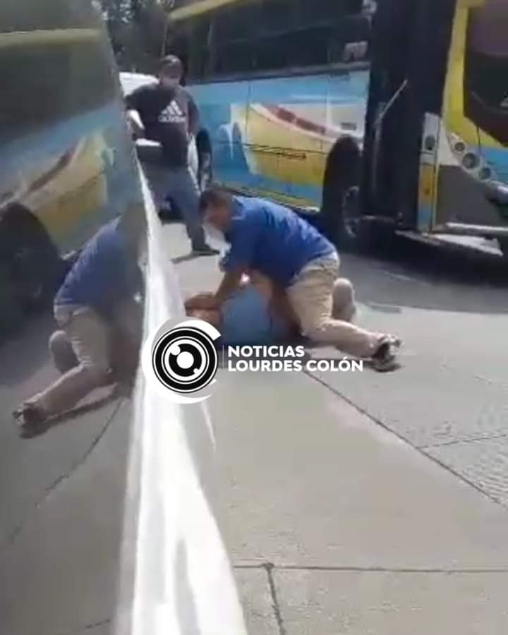 fabiolamrt07's tweet photo. #LoÚltimo|| Un acto de intolerancia se registro esta mañana entre un automóvilista y un motorista de la ruta 79 de Lourdes, un pequeño percance vial provocó una reacción violenta, el hecho se registro cerca de casa presidencial por el desnivel del bulevar Monseñor Romero. https://t.co/QTA1Cutzq6