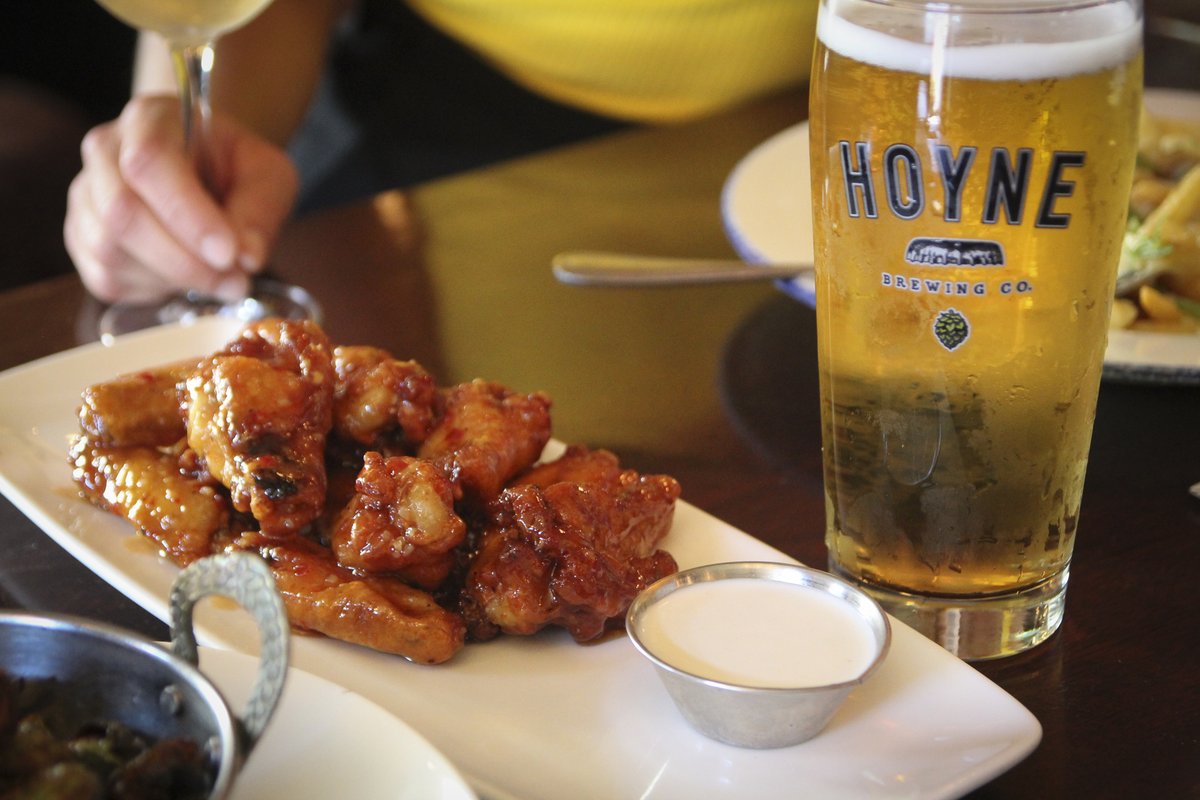 Weekends at your favourite pub! Join us for some wings, beer, and good times. 
#neighbourhoodpub #tavern #wateringhole #pub #publichouse #bar #wings #beer #wingsandbeer #pennyfarthingpub