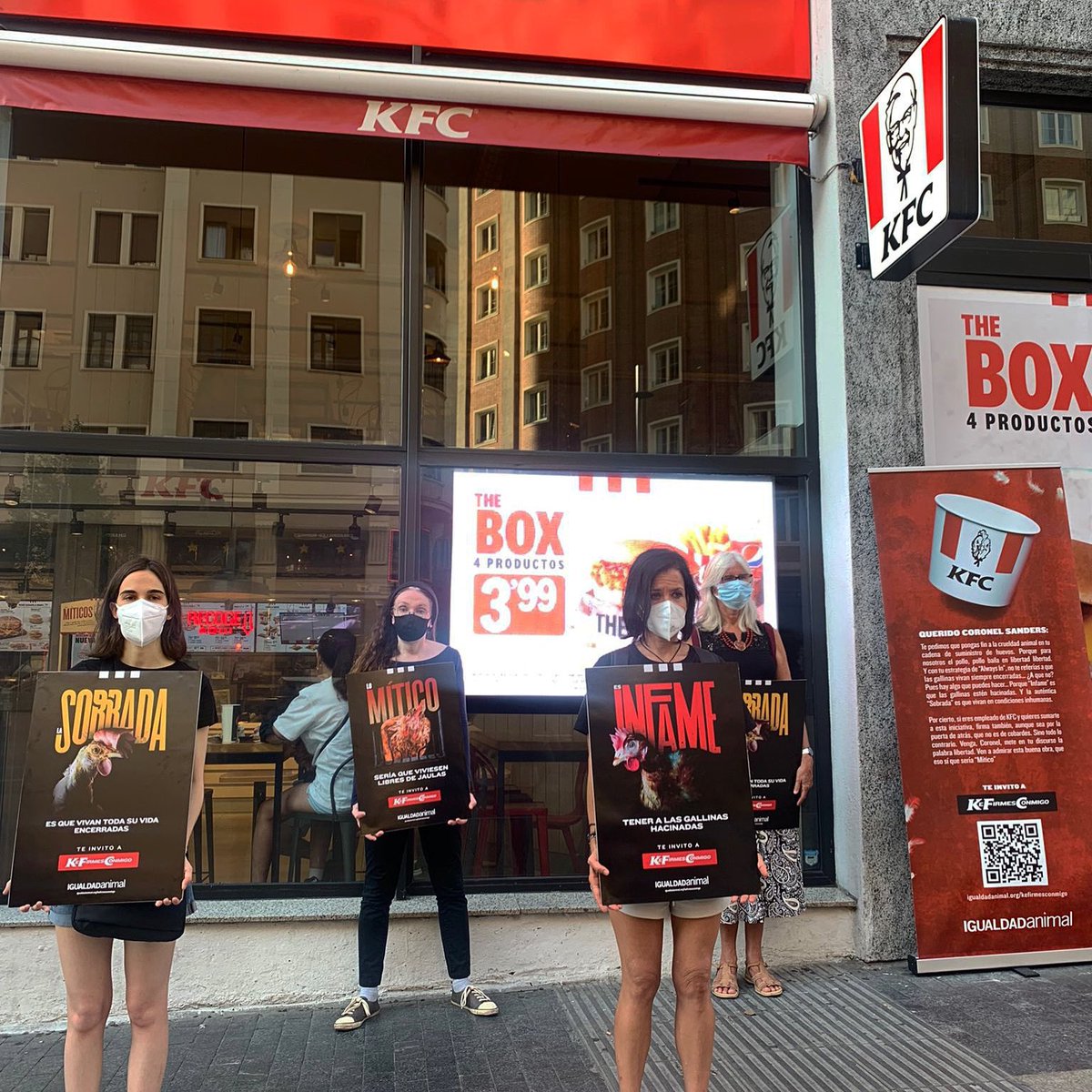IgualdadAnimal's tweet photo. Estamos en uno de los restaurantes KFC de Madrid para mandarle un mensaje al Coronel Sanders, su fundador @KFC_ES :
«Querido Coronel, comprométase a dejar de utilizar huevos de gallinas enjaualdas»
Únete y firma la petición https://t.co/IWUL3qEsa5
#TeInvitoAKFC https://t.co/vWhoAbKzE5