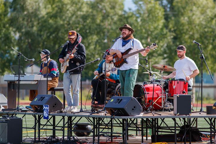 ASDschools's tweet photo. More behind-the-scene photos from our rockstar photographer at the surprise @portugaltheman concert for @DimondStudGov and the entire school for winning the #ASDAllAccess contest. 🤘🥳#AKStateFair https://t.co/YDJsSS4dkk