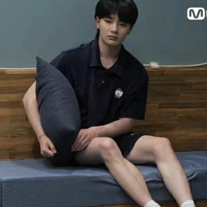 thinkinginnie's tweet image. sleepy jeongin