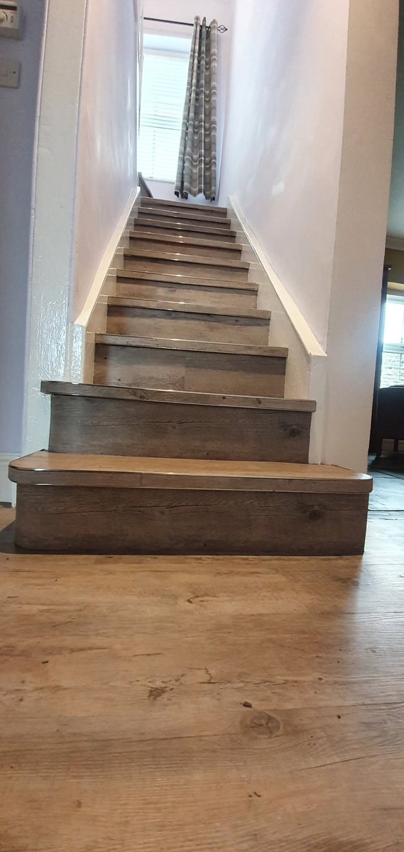 Really enjoyed this beautiful <a href="/karndeanUK/">Karndean Designflooring UK</a> installed to a staircase,, prepped with none other than <a href="/HansonPlywood/">Hanson Plywood Ltd</a>, <a href="/KMurexin/">Murexin U.K</a> feather and adhesive,, all finished all with the beautiful <a href="/StairrodsUK/">Stairrods (UK) Ltd</a> bendybull bars 😍