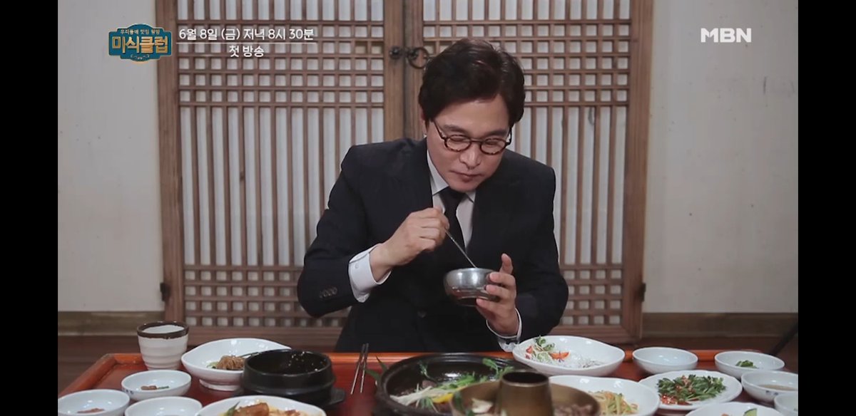 이때 착장 존ㄴㄴㄴㄴㄴ나 좋음 이걸 보고 슈트차림으로 일상 생활 하는건 좋은거구나...를 느꼈지...
어휴 삼광빌라때 염색을 저렇게 했어야 하는데ㅋㅋㅋㅋㅋㅋ