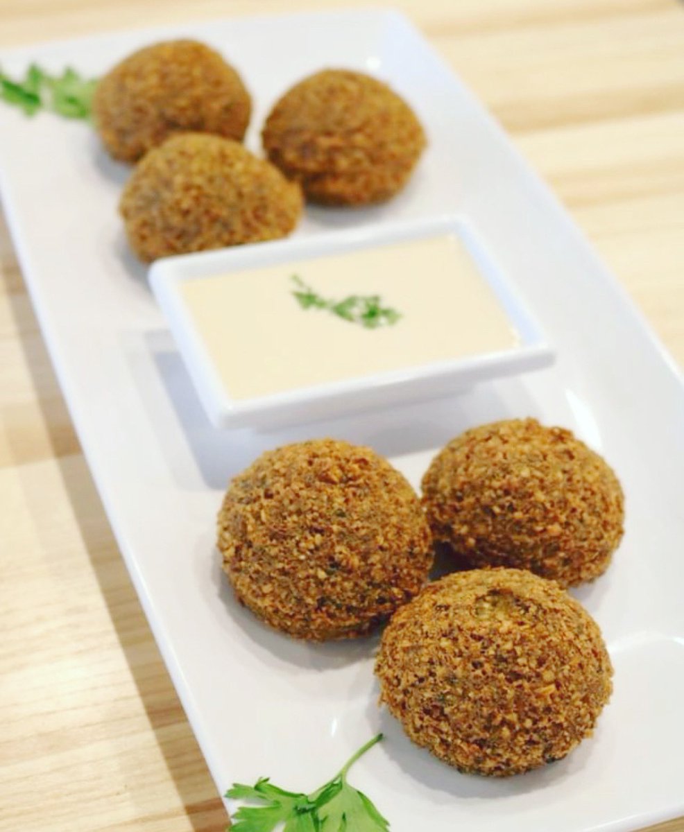 Happy #falafelfriday Chicago! Stop by for a delicious meal with us to kick off the weekend 🍽 #pitaparlor 
.
.
.
#pitaparlorcatering #pitaparlorfeast #pitaparlorchicago #chicagofoodscene #logansquarechicago #logansquare #pitaparlorlogansquare #logansquarerestaurants