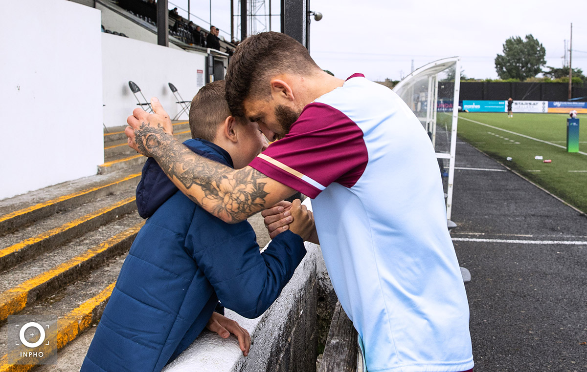 "Thanks For The Support!" <a href="/DroghedaUnited/">Drogheda United F.C.</a>'s Gary Deegan greets fan Alex Conroy in Oriel Park ahead of tonight's @SSEAirtricityLg game versus Dundalk (📸 <a href="/MorganTreacy/">Morgan Treacy</a>)