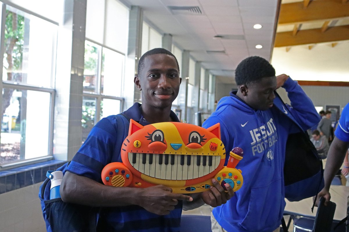JesuitTampaFL's tweet photo. Welcome Week continued with an engaging run of events such as "Trivia Tuesday" and "Guess the Fast Food" on Thursday. The festivities concluded with "Karaoke Friday," where Ajani Edwards '22 and David Miranda '25 were crowned champions of their lunch periods. 

#AMDG https://t.co/qSz1uYL2HP