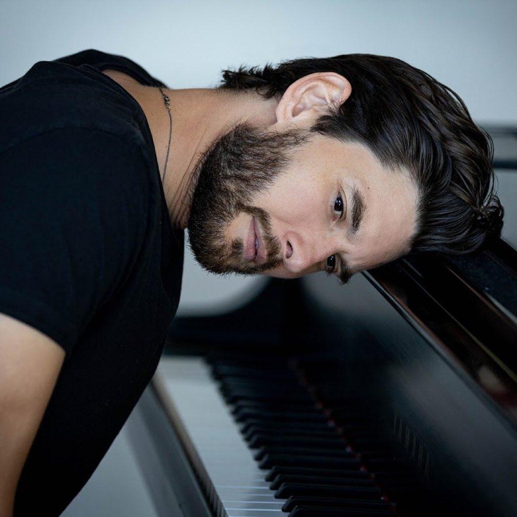 nocontextbinbon's tweet photo. Ben Barnes once had this as his YouTube channel thumbnail https://t.co/zaKzVa1VCd