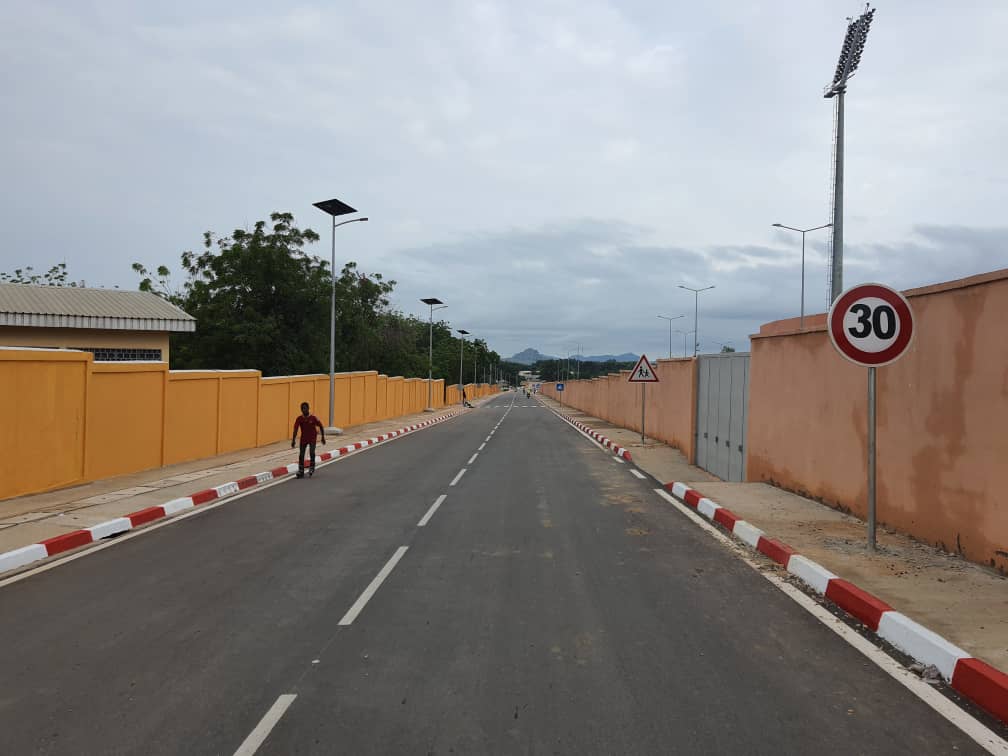 CamerounMinhdu's tweet image. Voies d&apos;accès aux infrastructures de la CAN 2021 à Garoua. L&apos; entreprise RAZEL CAMEROUN vient de finaliser les travaux de signalisation verticale. Les travaux couvrent un linéaire de voies de 2,5 km.