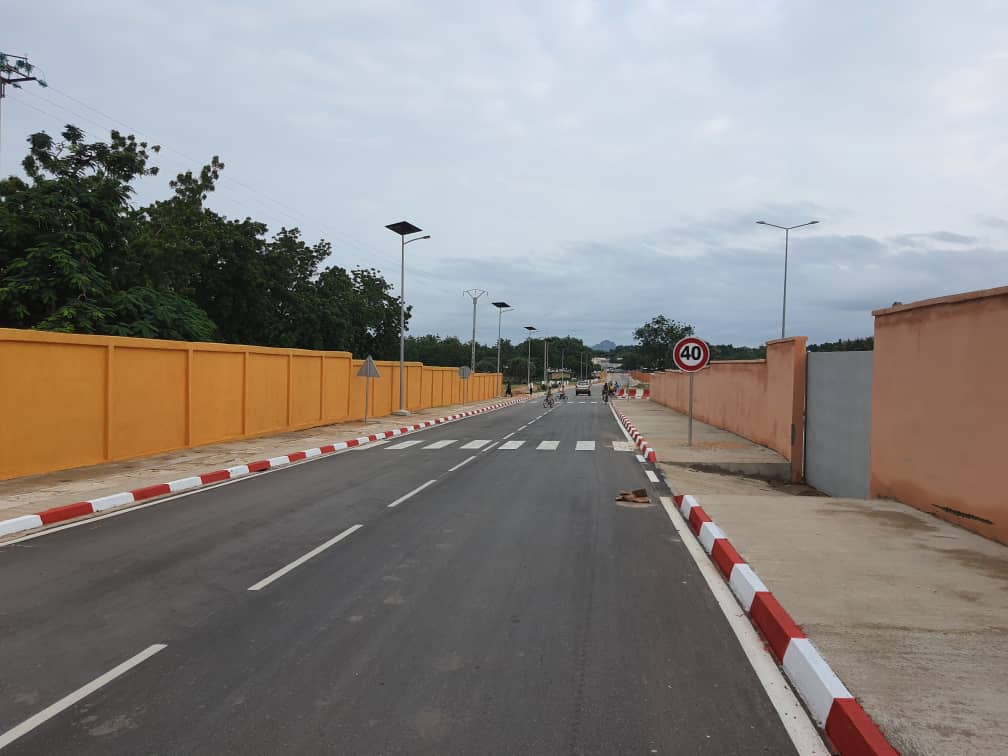 CamerounMinhdu's tweet image. Voies d&apos;accès aux infrastructures de la CAN 2021 à Garoua. L&apos; entreprise RAZEL CAMEROUN vient de finaliser les travaux de signalisation verticale. Les travaux couvrent un linéaire de voies de 2,5 km.
