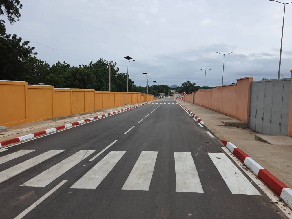 CamerounMinhdu's tweet image. Voies d&apos;accès aux infrastructures de la CAN 2021 à Garoua. L&apos; entreprise RAZEL CAMEROUN vient de finaliser les travaux de signalisation verticale. Les travaux couvrent un linéaire de voies de 2,5 km.