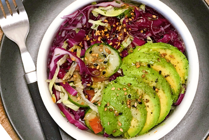 SacolaoDaSanta's tweet photo. Olha que linda essa salada! 💜💚

E não pense que essa é uma salada qualquer, ela é super fácil de fazer mas vai lhe surpreender no sabor! 🤤

🥰 Receita no link!  https://t.co/nbDzh3Twgf

#receitas #salada #vilamariana #supermercado https://t.co/t1MR2HeEX9