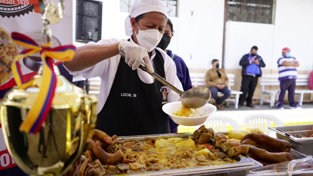 InformateUIO's tweet photo. #MarketChef ¡Ganamos Alcalde! Festeja nuestra vecina del Mercado San Roque que se lleva el primer lugar al “Mejor menudo de Quito”. Reactivamos la economía en nuestra parroquia Chillogallo, incentivando nuestra gastronomía ancestral rica en nutrientes. #QuitoSeReactiva https://t.co/4dTolB8QP3