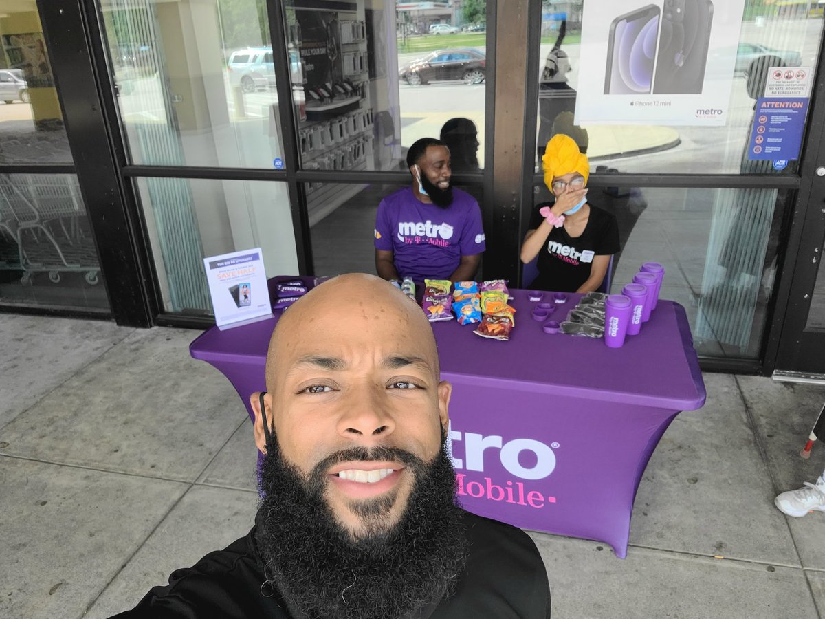 The heat not standing a chance today! Time to dominate at 10013 Bellefontaine💪🏾💪🏾 #TMobile #FantasticFriday <a href="/WinstonAwadzi/">Winston Awadzi</a> <a href="/R_Carte06/">Randall Carter</a>