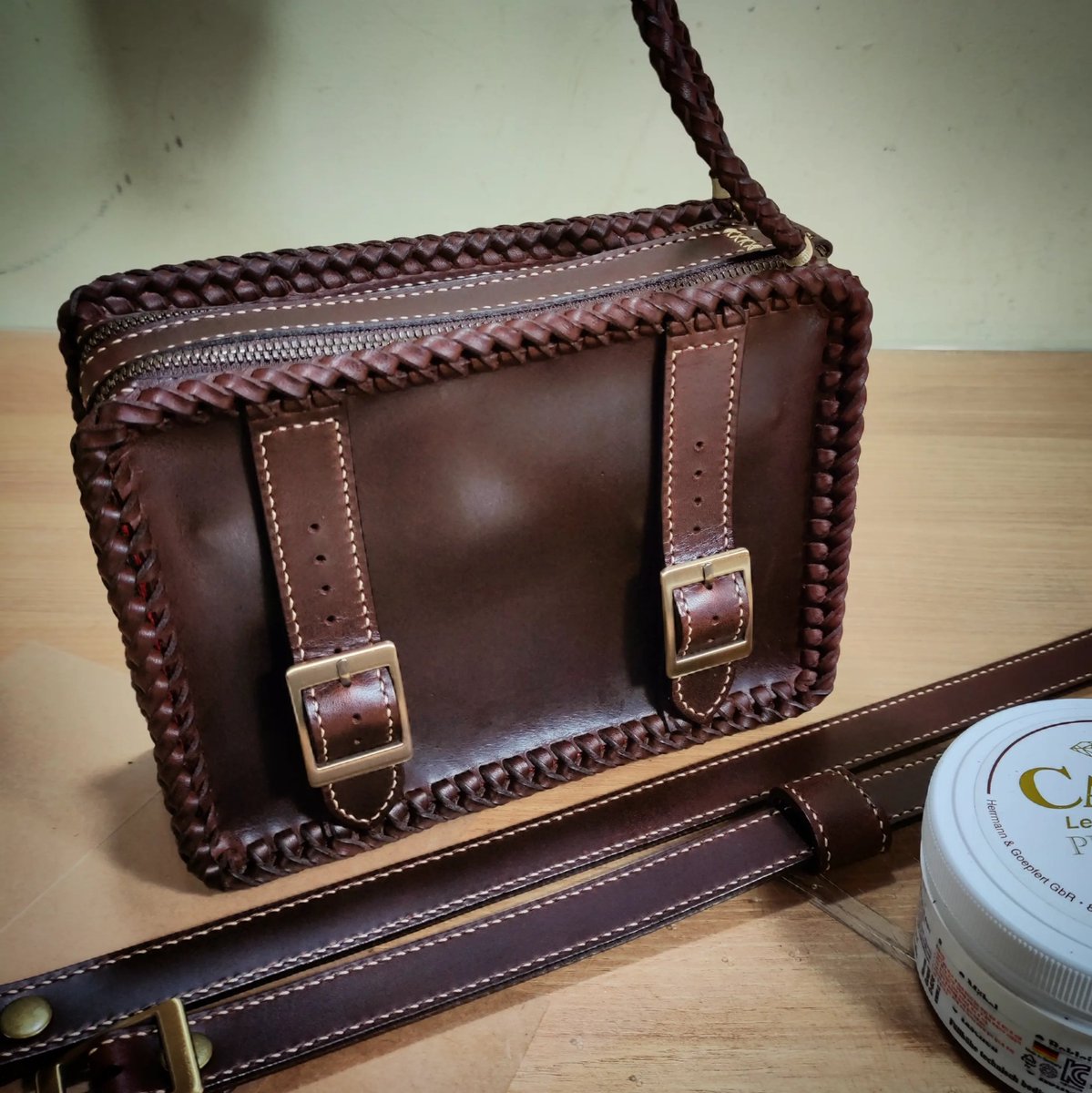 불살라쏘!! ㅋㅋ 

#유목민의루프미니백

#노마딬 #Nomadik #leathercraft
#핸드메이드 #가죽공예 #선물 #vlog
smartstore.naver.com/nomadik