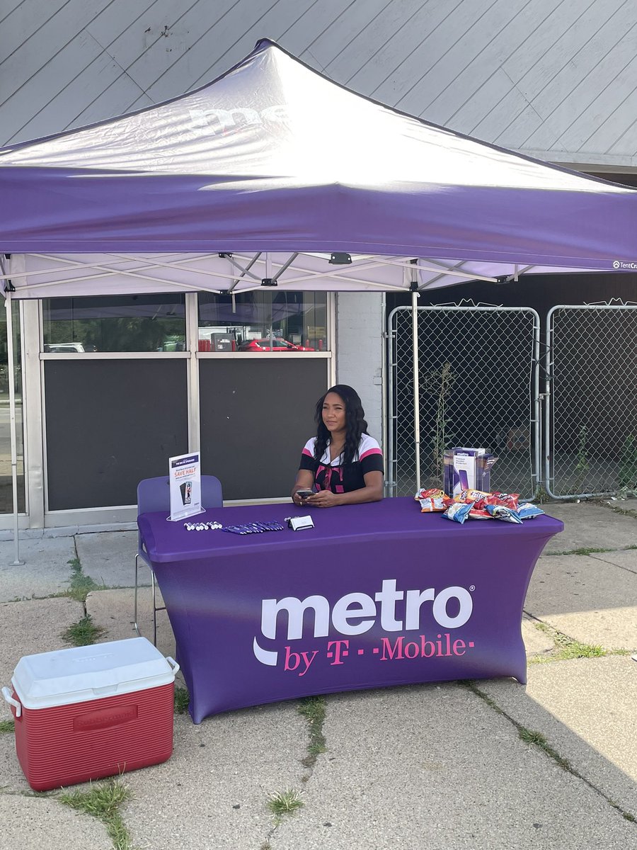 Showing the West side some love at 1202 Fulton in GR 💜 <a href="/thayesnet/">Terry Hayes</a> <a href="/5GReyes/">Gary Reyes</a> @ksswinehart <a href="/WinstonAwadzi/">Winston Awadzi</a>