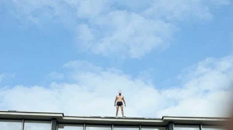 Mediavenir's tweet image. 🇫🇷 FLASH - Un homme en slip s’est retranché avec un couteau sur le toit d’un immeuble pendant plusieurs heures à #Besançon. L’individu s&apos;est masturbé, a jeté son couteau et des cailloux sur la police, avant d’être hospitalisé et placé en garde à vue après 3h de négociations. (ER)