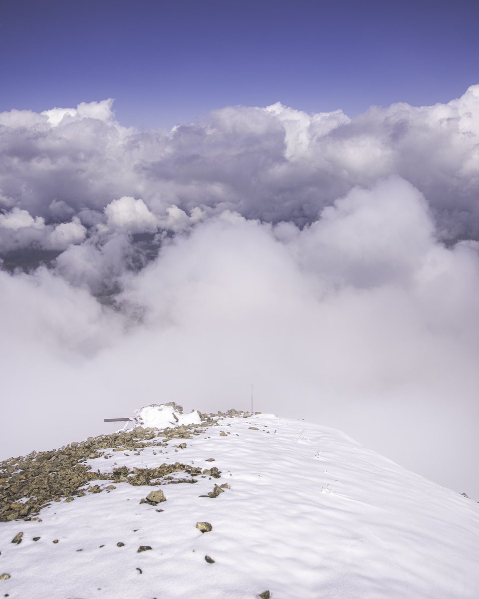 The day we've been waiting for: Snow is back on the summit of Lone Mountain.

After a few days of precipitation, the clouds parted to reveal a winter wonderland at 11,166 feet. #BigSkyResort