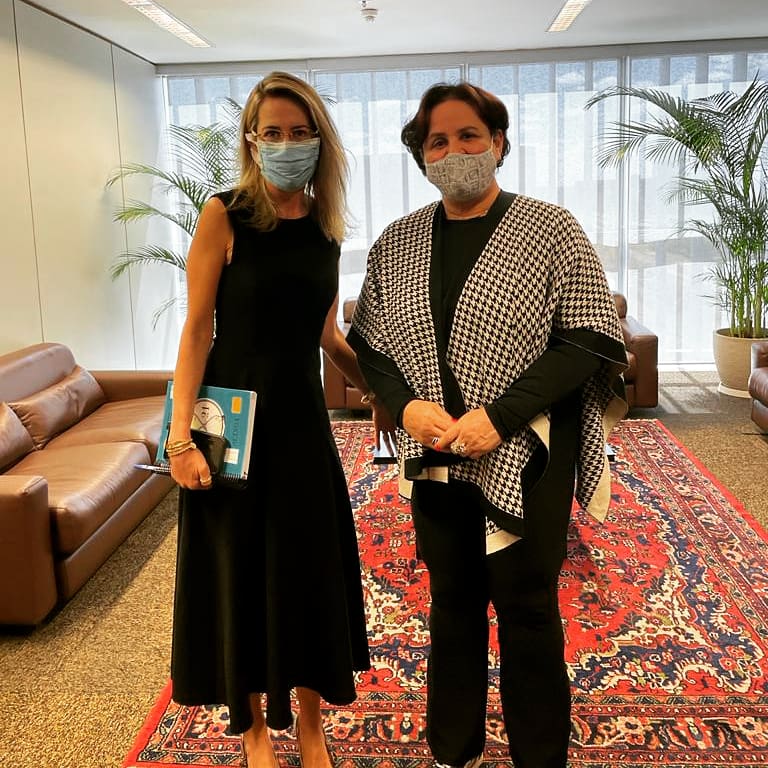 Ontem estive, junto com companheiras que integram a Coordenação do Fórum Nacional de Instâncias de Mulheres de Partidos Políticos, em audiência com o presidente do TSE, Min. Barroso e também com a Min. Maria Claudia Bucchianeri, única ministra em exercício no Tribunal Superior.