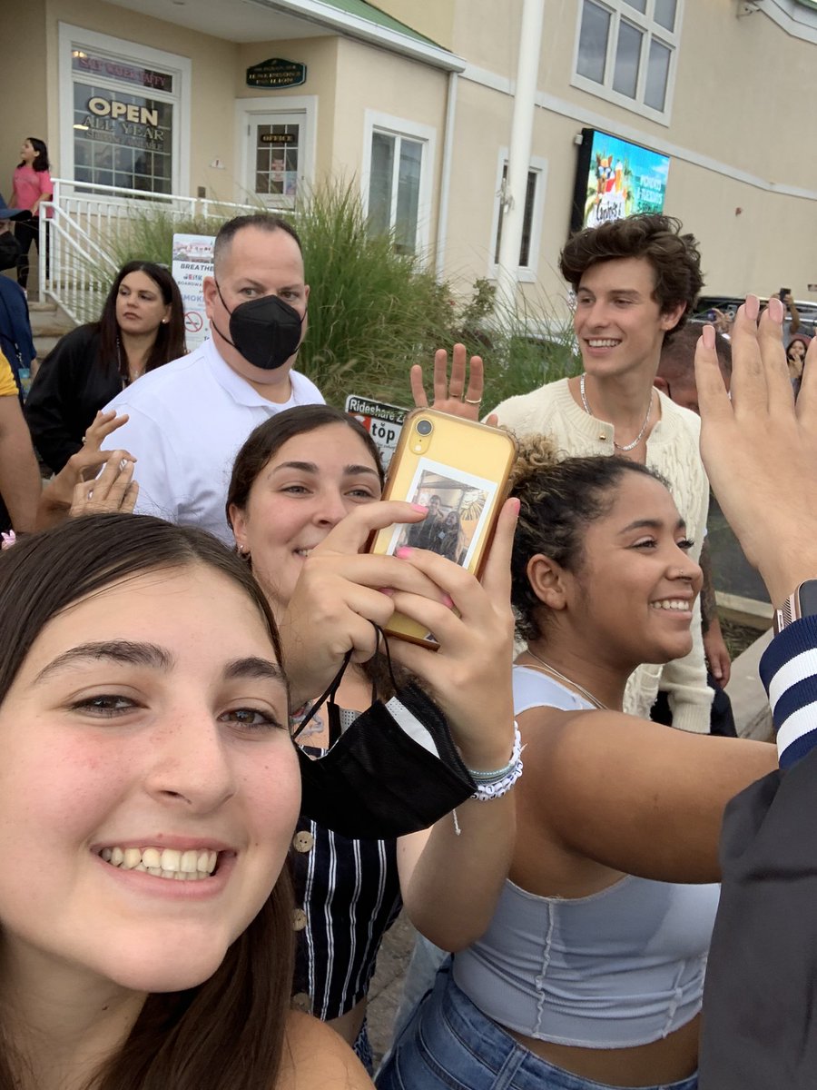 bellaaresta's tweet photo. after 8 years of waiting. i’ve finally met my fav person. i love u @ShawnMendes #SUMMEROFLOVE https://t.co/kn4uaFxs8g