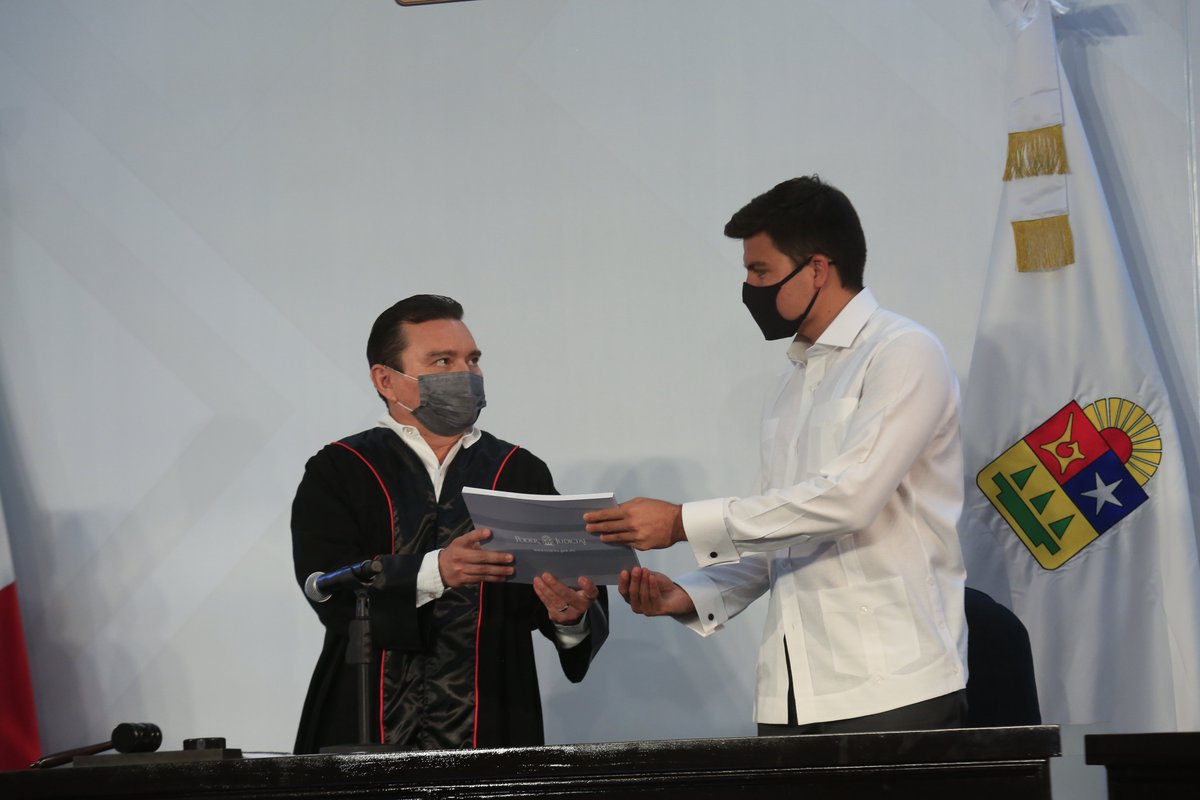 El Magistrado Presidente entrega al Pdte de la La Junta de Gobierno y Coordinación Política de la XVI Legislatura del <a href="/CongresoQRoo/">Congreso del Estado de Quintana Roo</a> el 4to. Informe de Resultados del Poder Judicial de Quintana Roo