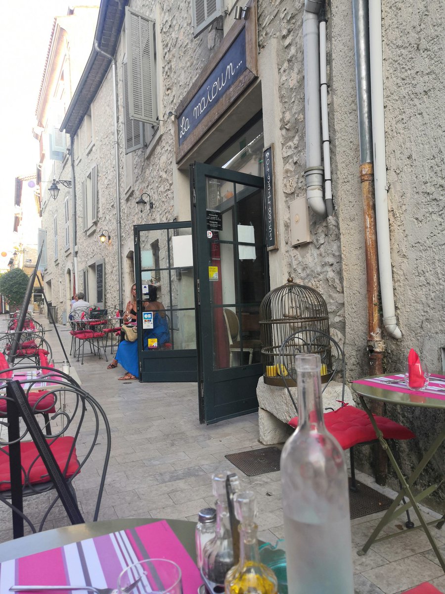 UnTourAutour's tweet photo. Petite soirée sympathique pour finir les vacances (même si j'ai déjà repris) avec un bon repas à La Maïoun, et concert sur la place de @OTCollesurLoup 😋 https://t.co/pggFjB3x6K