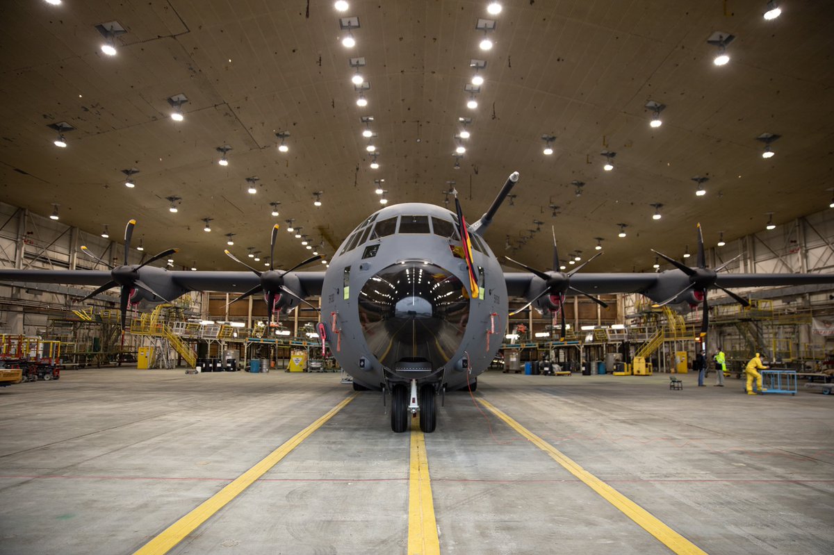 IDLw's tweet image. Bei @LockheedMartin ist die erste in Luftwaffengrau lackierte 🇩🇪 C-130J Hercules aus den Hallen gerollt. Sie soll mit insgesamt 9 weiteren Maschinen vom 🇫🇷 Évreux aus Aufgaben der #Transall übernehmen, wenn diese Ende des Jahres das @Team_Luftwaffe verlässt. @Armee_de_lair