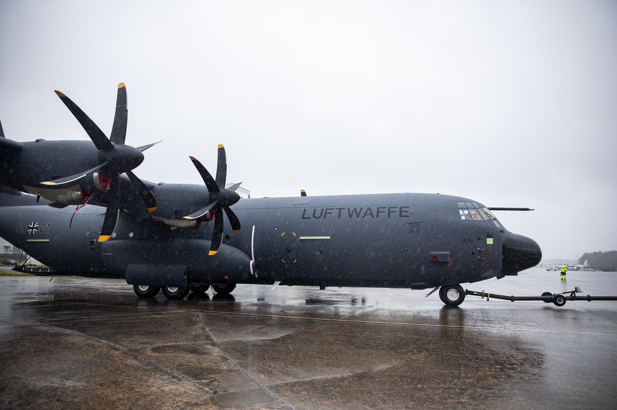 IDLw's tweet image. Bei @LockheedMartin ist die erste in Luftwaffengrau lackierte 🇩🇪 C-130J Hercules aus den Hallen gerollt. Sie soll mit insgesamt 9 weiteren Maschinen vom 🇫🇷 Évreux aus Aufgaben der #Transall übernehmen, wenn diese Ende des Jahres das @Team_Luftwaffe verlässt. @Armee_de_lair
