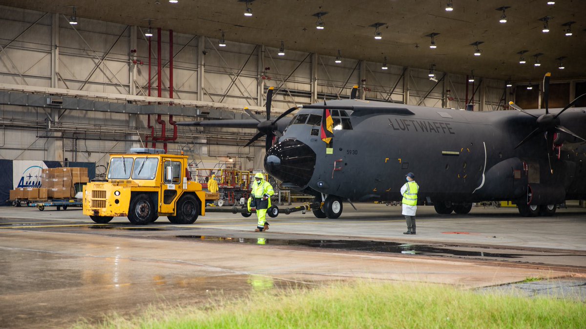 IDLw's tweet image. Bei @LockheedMartin ist die erste in Luftwaffengrau lackierte 🇩🇪 C-130J Hercules aus den Hallen gerollt. Sie soll mit insgesamt 9 weiteren Maschinen vom 🇫🇷 Évreux aus Aufgaben der #Transall übernehmen, wenn diese Ende des Jahres das @Team_Luftwaffe verlässt. @Armee_de_lair