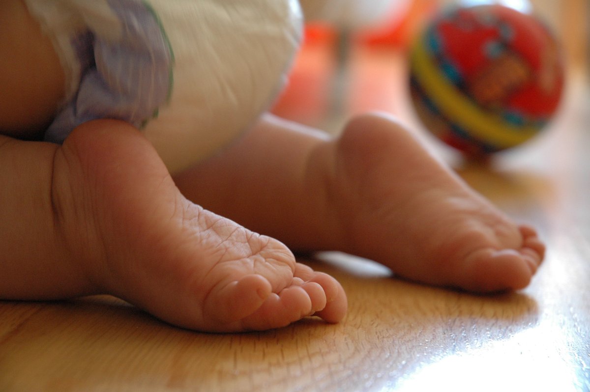 Ножки в 6 месяцев. Полугодовалый ребенок. Лялька ножки. Ножки полугодовалого ребенка. Ноги детей первого года жизни.