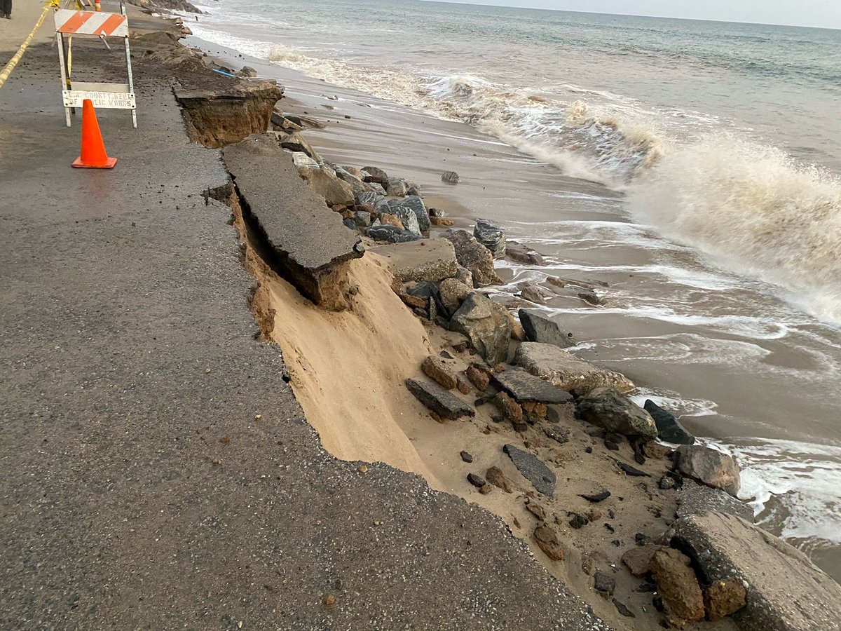 lacdbh's tweet image. UPDATE: The Point Dume access road will remain closed to ALL vehicle AND pedestrian traffic for at least 72 hours as we assess the damage from the high tides and surge.
