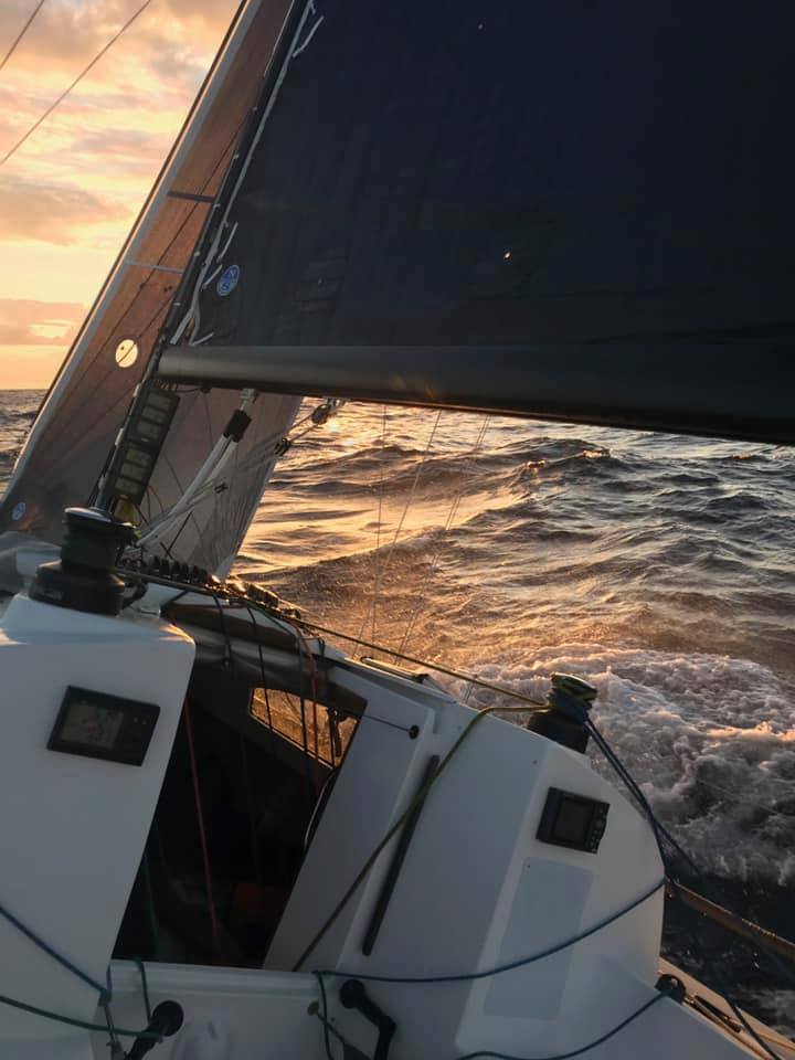 NumerobisTQ2020's tweet photo. Après bientôt 48 heures de course, on rentre dans le vif du sujet ! La nuit était calme et il a fallu être patient. Les équipages de derrière ont moins buté sur la fameuse dorsale à contourner, il y a donc moins d’écarts entre les premiers et les rattrapants. https://t.co/7HBr8sYvqs