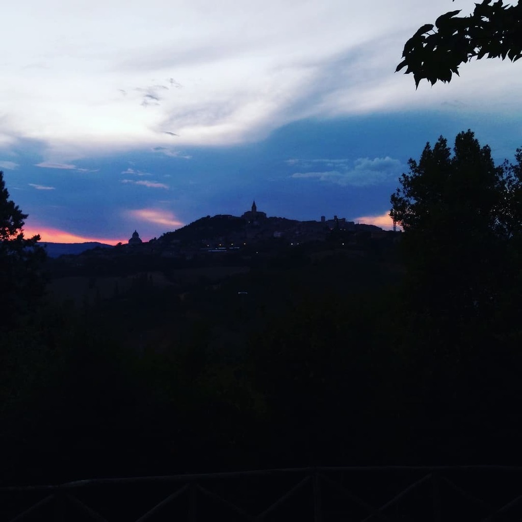 Skyline 
•
•
•
#nightphotography #nightwalk 
#passeggiata #summeriumbria 
#summerinitaly 
#Todi
#Umbria
#Italy 🇮🇹 instagr.am/p/CSzrzc5Iynw/