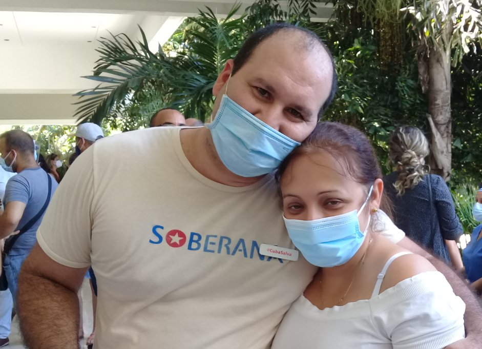 Hay rostros que no salen en cámara pero han sido fundamentales en el logro del autorizo del uso de emergencia de #Soberana02 y #SoberanaPlus. Algunos como Marisel hace unos meses que no ve a sus dos hijas, la cuidan los abuelos en otra provincia. 
#PonleCorazonACuba
<a href="/BioCubaFarma/">BioCubaFarma</a>